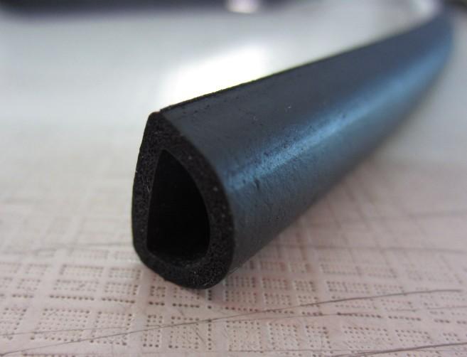 供應(yīng)EPDM三元乙丙發(fā)泡條海綿條耐磨EPDM三元乙丙發(fā)泡條海綿條