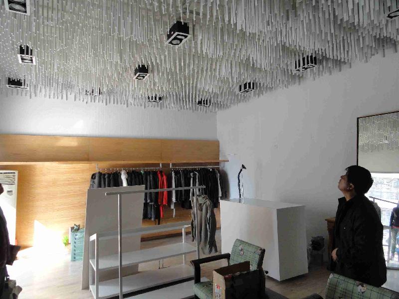 供應(yīng)青島服裝店展柜制作