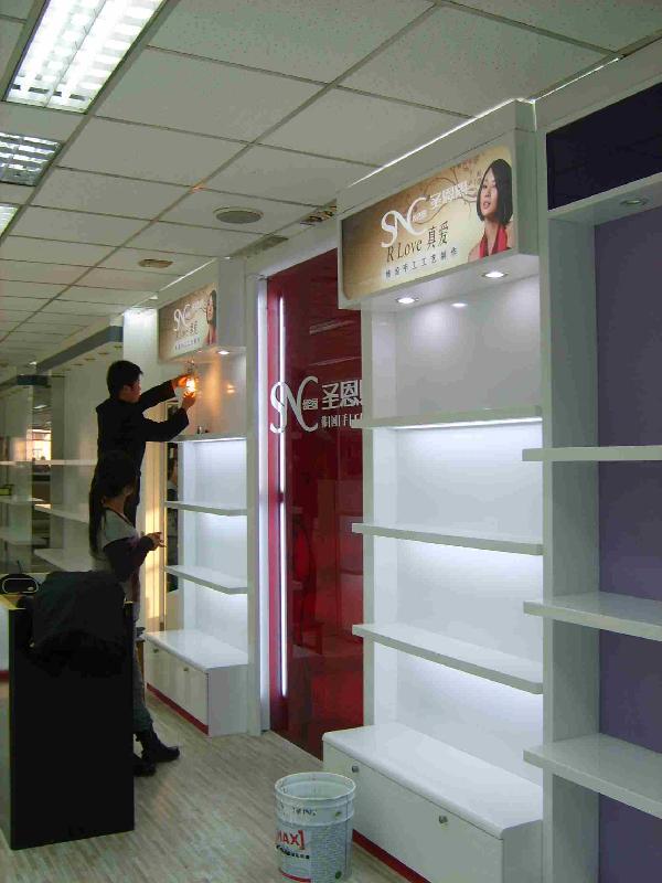 供應(yīng)青島烤漆展柜制作青島商場展示柜設(shè)計(jì)展柜制作*報(bào)價(jià)
