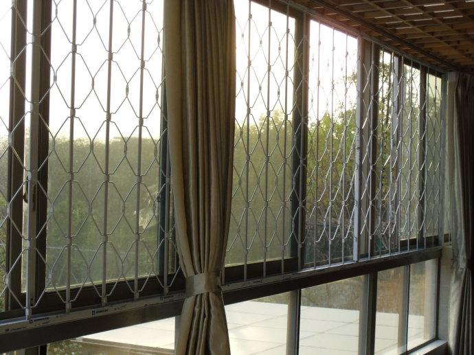 供應(yīng)錳鋼折疊防盜窗