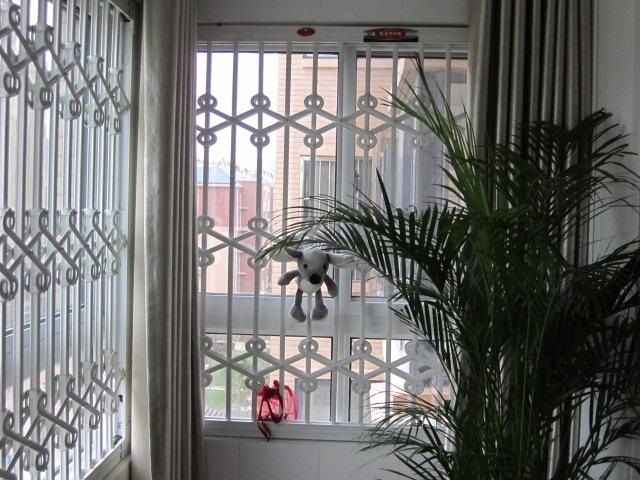 供應(yīng)內(nèi)置折疊防盜窗-承接防盜窗工程