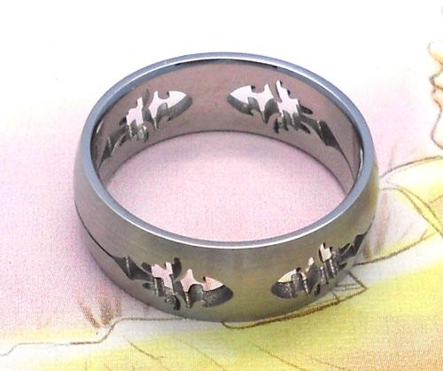 供應(yīng)情侶戒指 流行鏤空戒指 不銹鋼手飾 鈦鋼指環(huán)