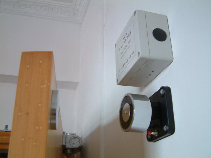 深圳博聰供應(yīng)常開防火門電磁釋放器