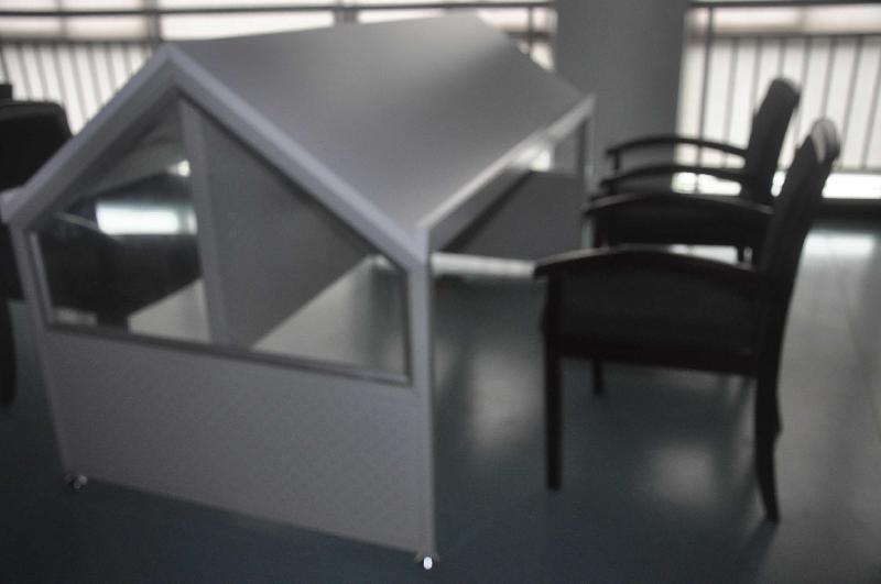 四人報(bào)紙閱覽桌圖片