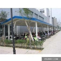 供應(yīng)彩鋼瓦簡易車棚*安心蓬業(yè)