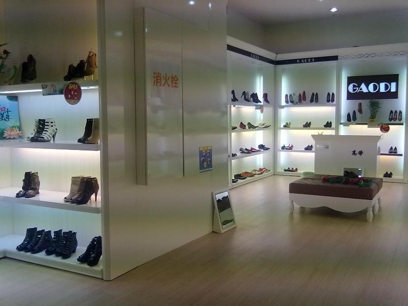 供應(yīng)海南展柜?？诨瘖y品展柜海南珠寶柜臺(tái)