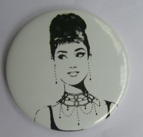 沈陽(yáng)有定制胸章的廠家不？沈陽(yáng)馬口鐵定制在哪？徽章定制價(jià)格！沈陽(yáng)胸章