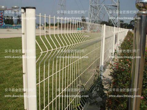 供應(yīng)三角折彎護(hù)欄網(wǎng)生產(chǎn)廠家、三角折彎護(hù)欄網(wǎng)規(guī)格介紹