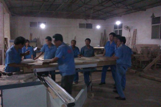 東北榆木原木門生產(chǎn)總部圖片