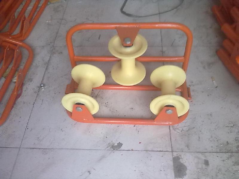 供應(yīng)平地直跑朝天三輪轉(zhuǎn)角電纜滑車廠家