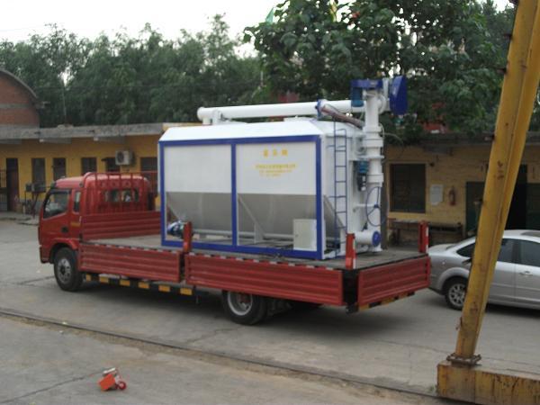 供應(yīng)新型散裝飼料運(yùn)輸車運(yùn)輸罐廠家直銷散裝飼料車飼料運(yùn)輸車
