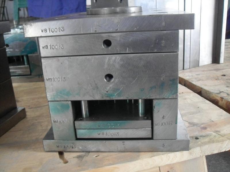 塑膠模具五金模具壓鑄模具圖片