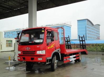 *的小型挖機(jī)運(yùn)輸車解放小型平板*的小型挖機(jī)運(yùn)輸車多少錢？