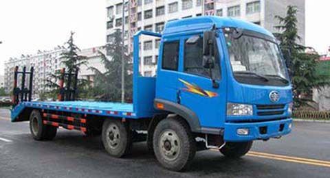 解放小三軸平板挖機(jī)運(yùn)輸車圖片