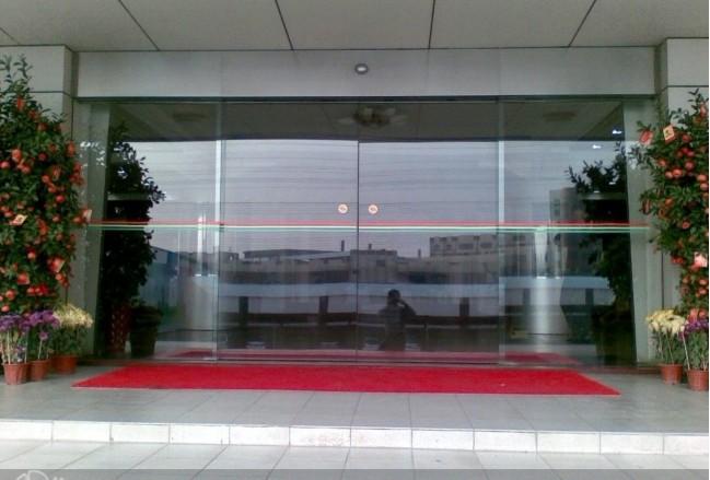 供應(yīng)優(yōu)質(zhì)伸縮門現(xiàn)貨熱賣中/伸縮門