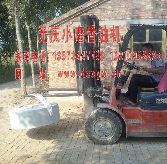 電動(dòng)小磨香油機(jī)械芝麻油加工設(shè)備圖片/電動(dòng)小磨香油機(jī)械芝麻油加工設(shè)備樣板圖 (3)