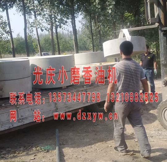 電動(dòng)小磨香油機(jī)械芝麻油加工設(shè)備圖片/電動(dòng)小磨香油機(jī)械芝麻油加工設(shè)備樣板圖 (4)