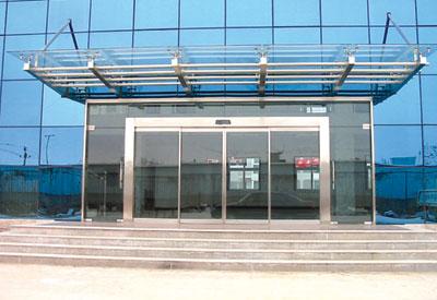 冷雨自動(dòng)門(mén)產(chǎn)品有*證書(shū)承保單位，價(jià)格合理歡迎咨詢(xún)。廣州佛山自動(dòng)門(mén)