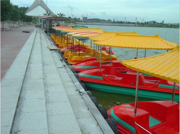 供應4人玻璃鋼仿古腳踏船，腳踏船生產(chǎn)廠家、腳踏船價格、4人腳踏船