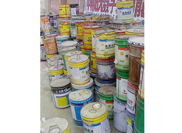 大量回收各種型號廢舊瀝青專業(yè)清理瀝青罐