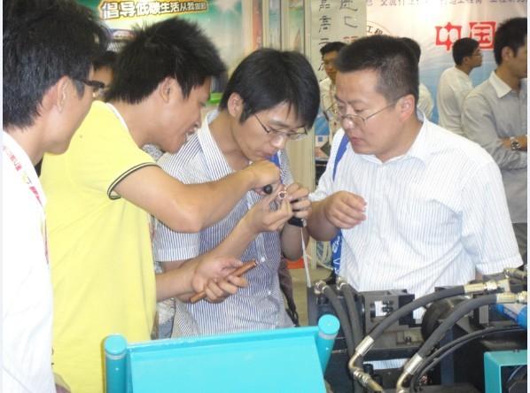 供應鐵管沖孔翻邊機