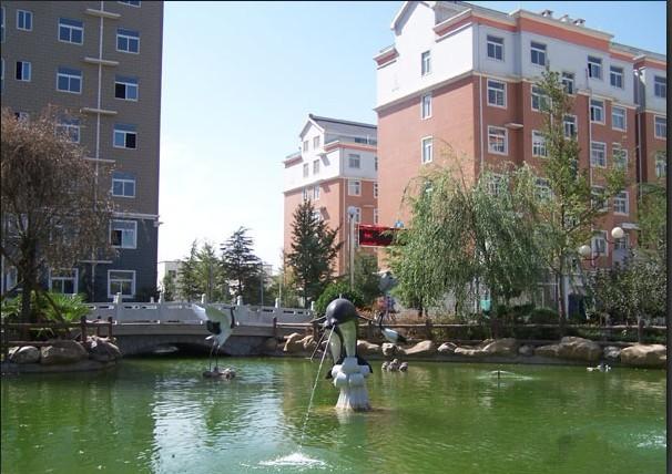 供應(yīng)小區(qū)里的假山景觀供應(yīng)小區(qū)里的假山景觀。那家小區(qū)里的假山景觀優(yōu)美？