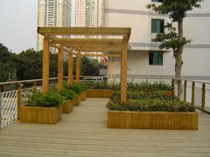 小區(qū)里的仿木圖片