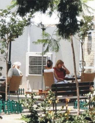 戶外餐廳移動節(jié)能降溫風機圖片