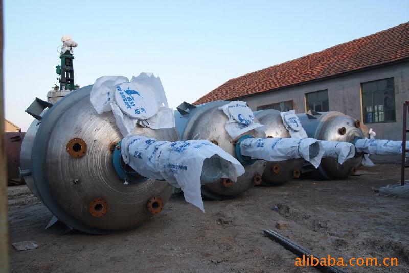 二手不銹鋼反應(yīng)釜設(shè)備圖片