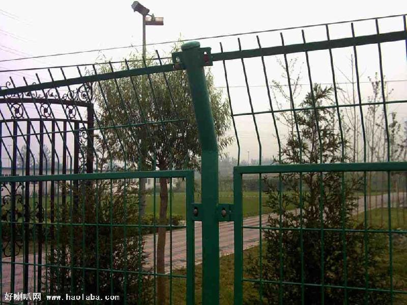 本廠長(zhǎng)期供應(yīng)各種護(hù)欄網(wǎng)