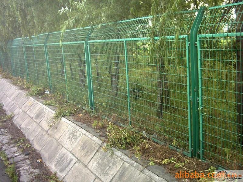 本廠長(zhǎng)期供應(yīng)各種護(hù)欄網(wǎng)