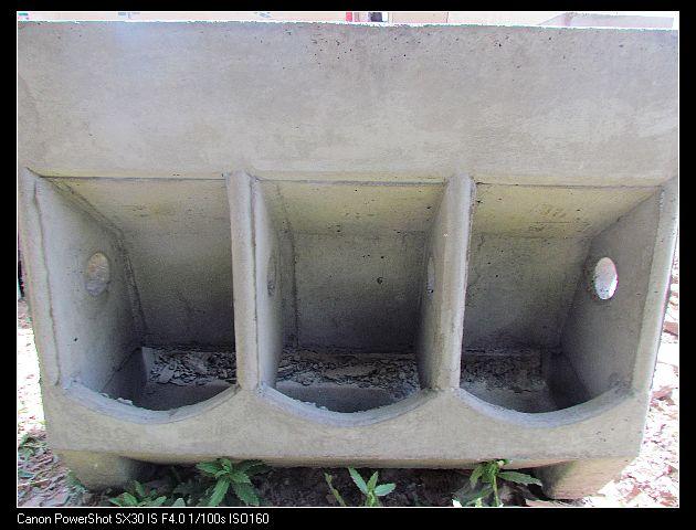 供應(yīng)三孔水泥豬槽批發(fā)