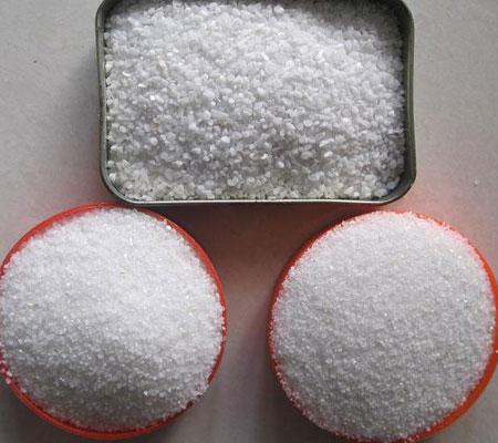 小孩玩耍白沙圖片