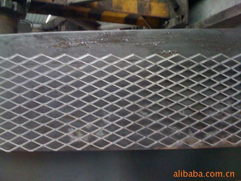 鋼板網(wǎng)護(hù)欄圖片