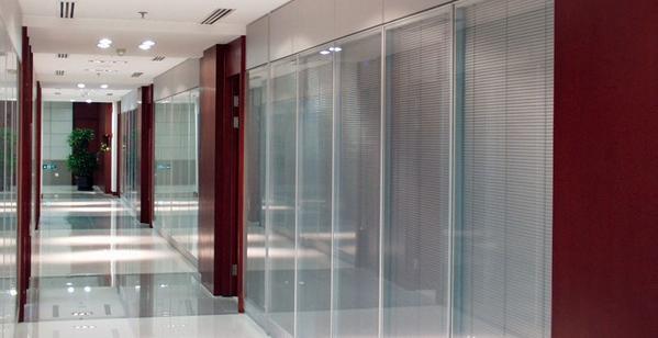 供應(yīng)天津玻璃隔斷屏風(fēng)辦公隔斷價(jià)格