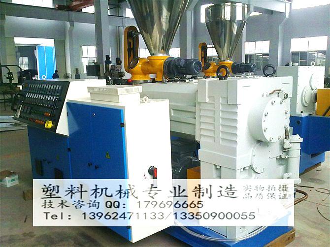 塑料錐形雙螺桿擠出機(jī)批發(fā)商圖片