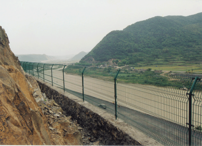 鐵絲網(wǎng)圍墻鐵絲圖片/鐵絲網(wǎng)圍墻鐵絲樣板圖 (2)