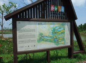 景點(diǎn)說(shuō)明牌（或區(qū)域?qū)в螆D）要說(shuō)明（或標(biāo)出）景點(diǎn)名稱