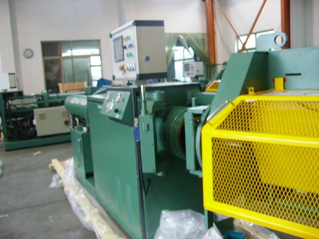 供應(yīng)上海章正精密橡膠預(yù)成型機(jī)數(shù)控機(jī)