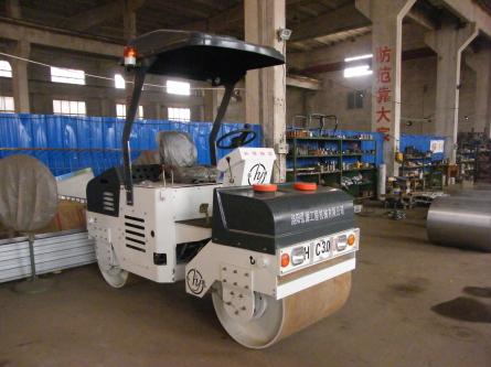 供應(yīng)小型雙鋼輪壓路機生產(chǎn)報價，洛陽高質(zhì)量鏈條傳動3噸液壓振動壓路機