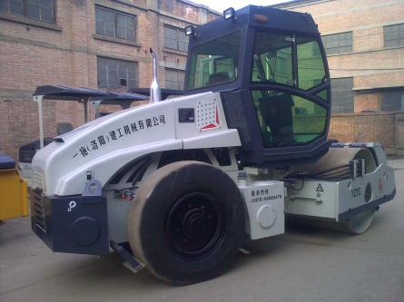 一拖洛建小型單鋼輪振動壓路機圖片