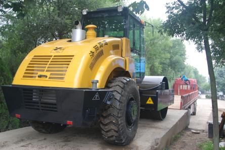 供應(yīng)洛陽(yáng)生產(chǎn)14噸單鋼輪壓路機(jī)報(bào)價(jià)，路通重工LT214單鋼輪液壓振動(dòng)