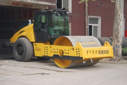 供應(yīng)銷售一拖洛建機械重型25噸單鋼輪液壓振動壓路機及各種型號原廠配件