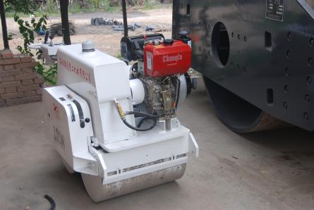 供應(yīng)洛陽(yáng)路通小型壓路機(jī)壓路機(jī)*價(jià)，0.8噸全液壓雙鋼輪振動(dòng)壓路機(jī)