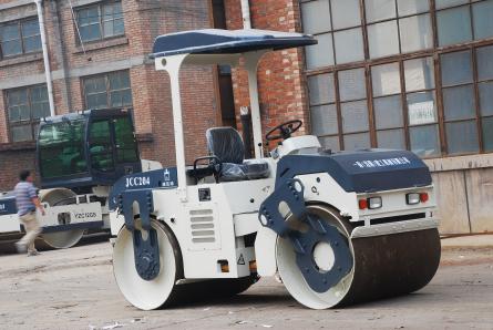 洛陽雙鋼輪壓路機齒輪側(cè)傳動圖片