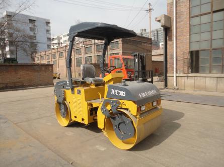 供應(yīng)洛陽(yáng)壓路機(jī)*產(chǎn)品3噸齒輪傳動(dòng)，一拖建工JCC303質(zhì)量*產(chǎn)品