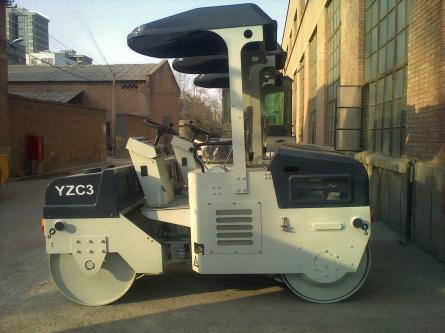 供應一拖洛陽牌小型壓路機報價，生產(chǎn)2.5噸雙鋼輪液壓振動壓路機廠家