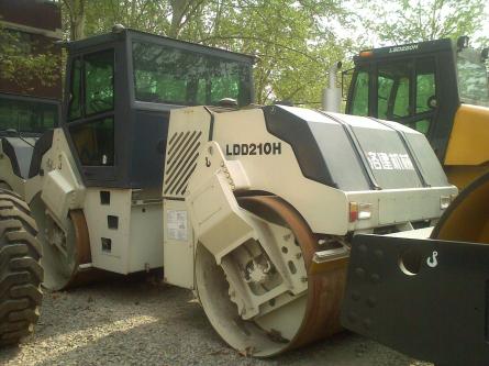 供應一拖洛建3系列LDD314H14噸全液壓雙輪驅(qū)動雙輪振動壓路機