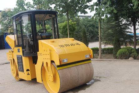 供應路通生產震蕩式6噸壓路機廠家報價，洛陽LTC6D黃色雙鋼輪壓路機