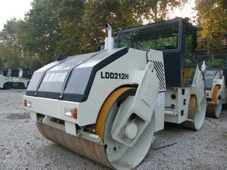 雙鋼輪振動(dòng)壓路機(jī)圖片